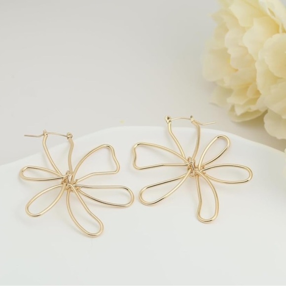 Gold wire Flower abstract Hoop Earrings - Picture 2 of 3